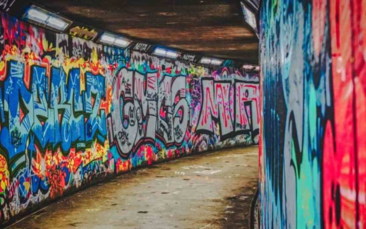 GRAFFITI CALLIGRAPHY TUNNEL