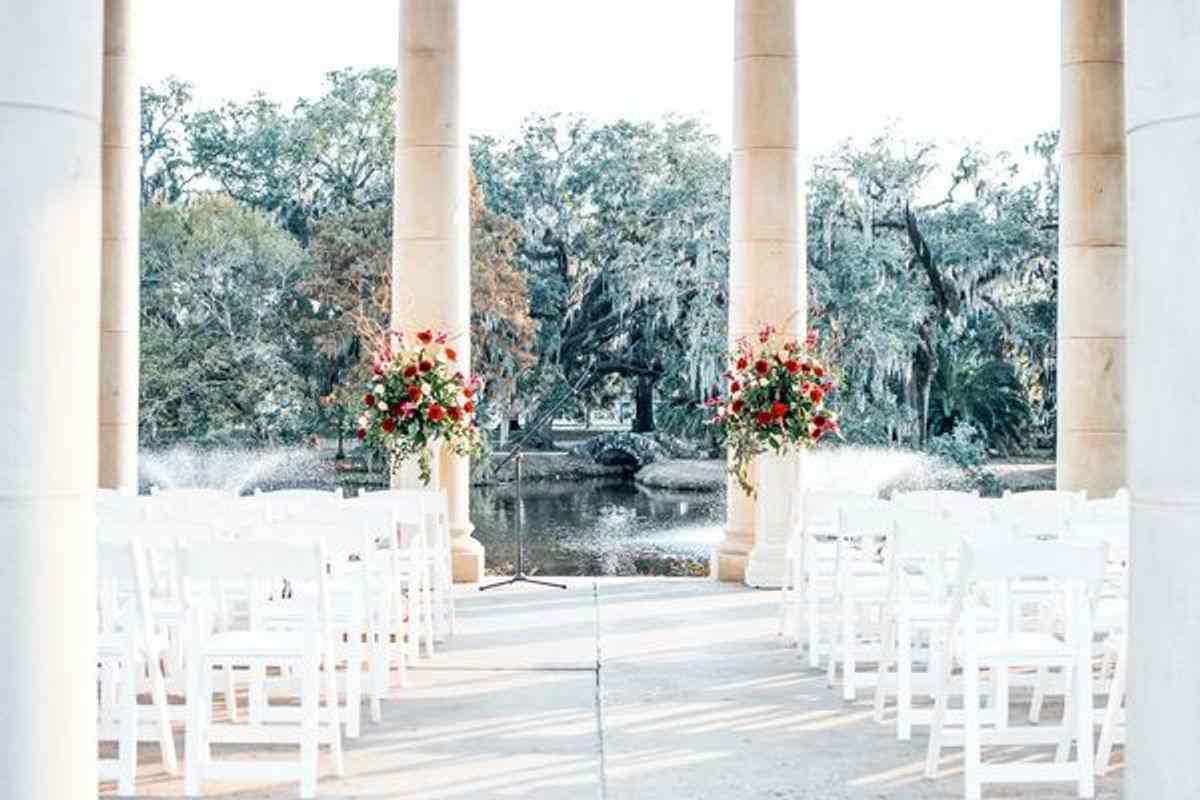 OUTDOOR WEDDING AISLE